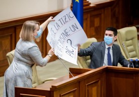 Socialiștii fac circ în Parlament. Ce i-au oferit lui Mihai Popșoi